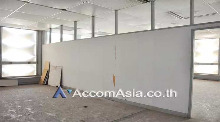 4  Office Space For Rent in Silom ,Bangkok MRT Lumphini at Sri Fueng Fung Building AA11165